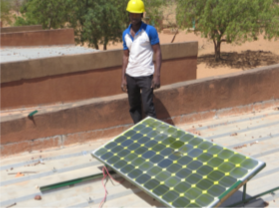 Installation eines Solarpaneels auf dem Schuldach
